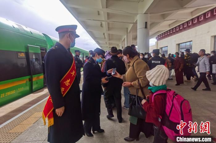 日喀則火車站工作人員引導(dǎo)乘客乘坐高原復(fù)興號(hào)?！《飞降?攝