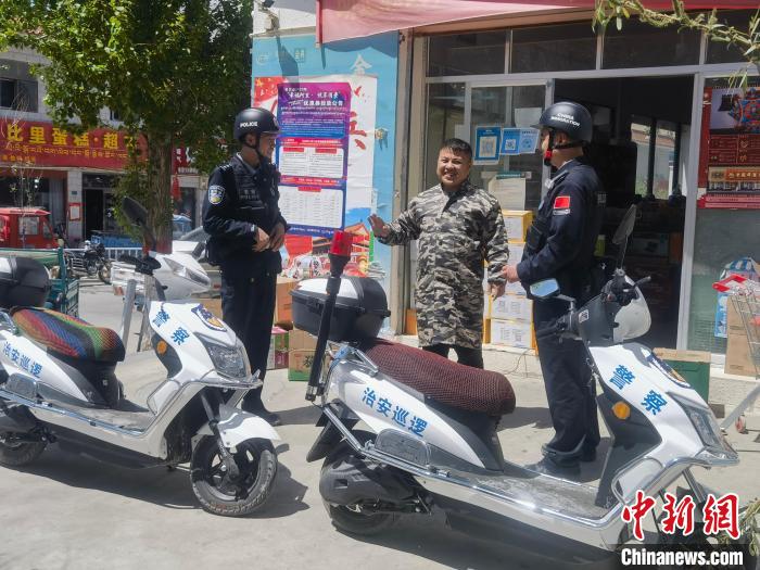 民警對(duì)轄區(qū)商鋪進(jìn)行走訪排查。　黃創(chuàng)偉 攝