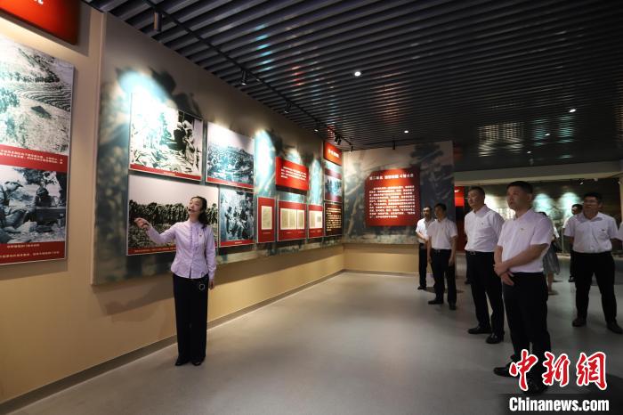 圖為西藏航空一行在臨沂市孟良崮戰(zhàn)役紀(jì)念館開展主題教育活動(dòng)。　姜博 攝