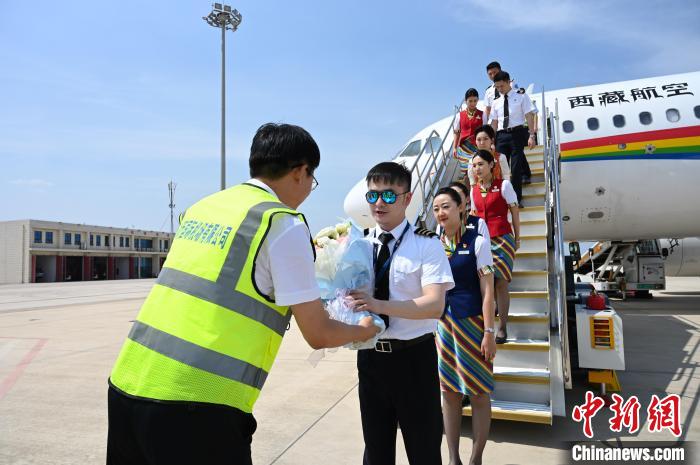 圖為機(jī)組順利抵達(dá)后獲贈(zèng)祝賀?！≮w朗 攝