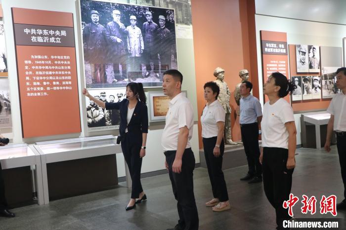 圖為西藏航空一行在臨沂市沂蒙革命紀(jì)念館開展主題教育活動(dòng)?！〗?攝