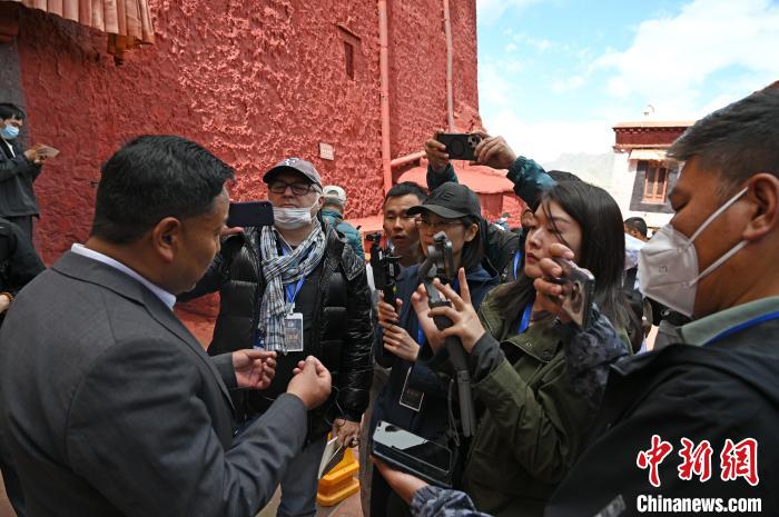 圖為中外媒體采訪布達拉宮管理處相關(guān)負責人。　趙朗 攝