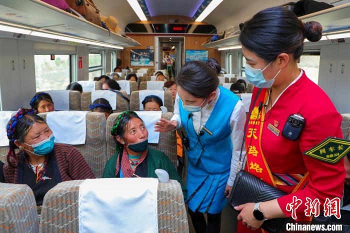 農(nóng)牧民乘坐高原復興號動車組出行。　周悅翔 攝
