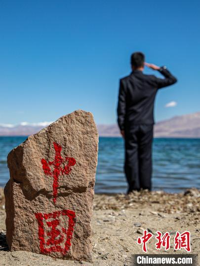 班公湖畔的“中國(guó)”標(biāo)記?！↓埿▲P 攝