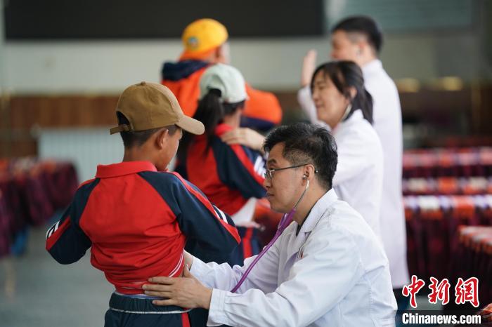 6月26日，西藏日喀則特校的孩子參加先心病篩查?！√K丹 攝