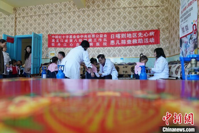 6月27日，西藏康馬縣雙語幼兒園的孩子參加先心病篩查?！√K丹 攝
