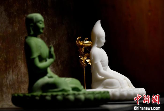 圖為展覽中圍繞西藏歷史與傳統(tǒng)創(chuàng)作的雕塑作品?！±盍?攝
