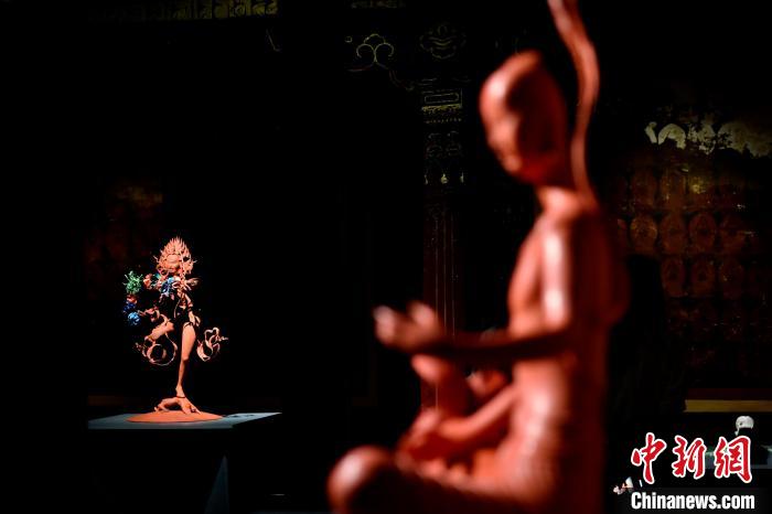圖為展覽中圍繞西藏歷史與傳統(tǒng)創(chuàng)作的雕塑作品?！±盍?攝