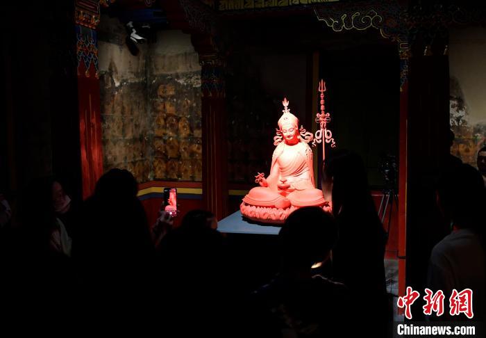 圖為觀眾正在欣賞展覽中的雕塑作品?！±盍?攝