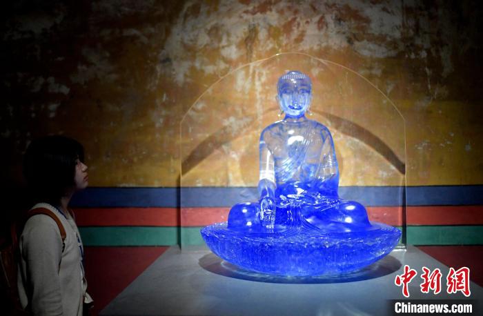 圖為觀眾正在欣賞展覽中的雕塑作品。　李林 攝