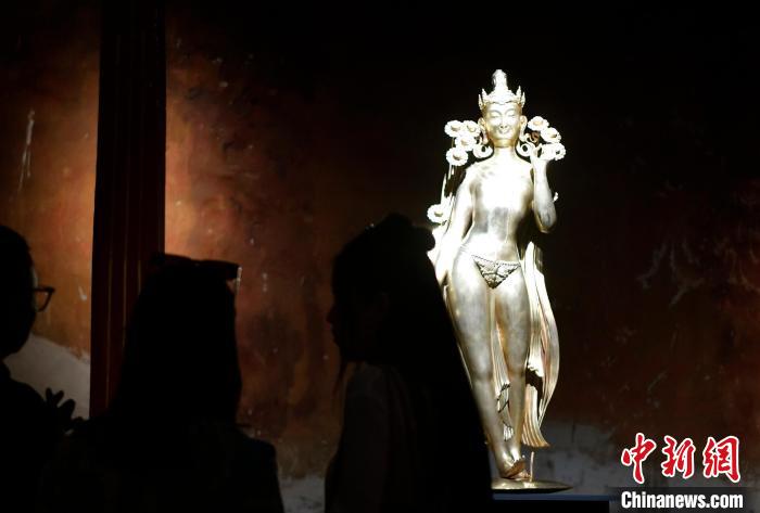 圖為觀眾正在欣賞展覽中的雕塑作品《八萬(wàn)四千年》。　李林 攝