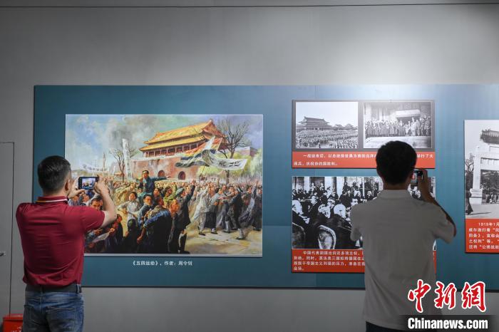圖為市民參觀《曙光·偉業(yè)——五四運動與中國共產(chǎn)黨的成立》“七一”特展?！∝暩聛硭?攝