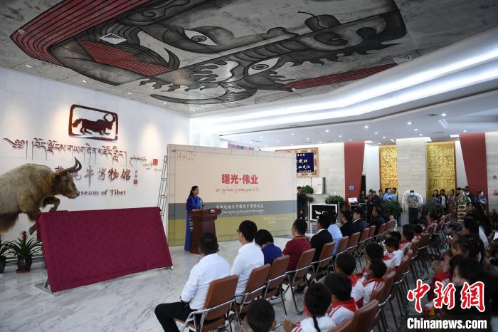 圖為《曙光·偉業(yè)——五四運動與中國共產(chǎn)黨的成立》“七一”特展開幕儀式現(xiàn)場?！∝暩聛硭?攝