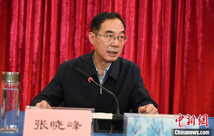 圖為西藏自治區(qū)黨委宣傳部副部長(zhǎng)、西藏廣播電視臺(tái)黨組書(shū)記張曉峰致辭?！≮w朗 攝