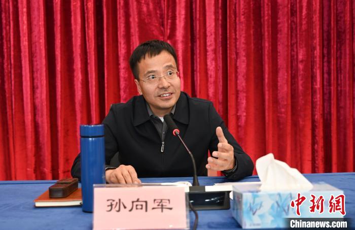 圖為西藏自治區(qū)黨委宣傳部副部長(zhǎng)、自治區(qū)社科院黨組書(shū)記孫向軍主持活動(dòng)?！≮w朗 攝