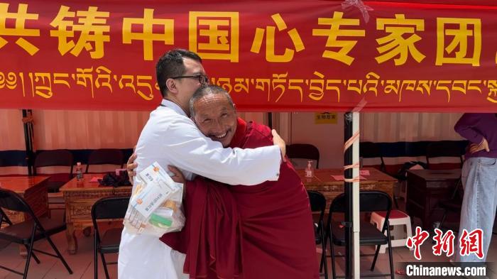 西藏自治區(qū)昌都市左貢縣田妥鎮(zhèn)義診點，一位僧人對北京京煤集團總醫(yī)院呼吸科主任醫(yī)師陳亮表示感謝?！〔苄穹?攝