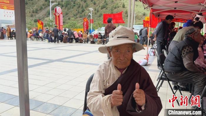 西藏自治區(qū)昌都市左貢縣田妥鎮(zhèn)義診點，藏族奶奶對義診志愿者表示肯定?！〔苄穹?攝