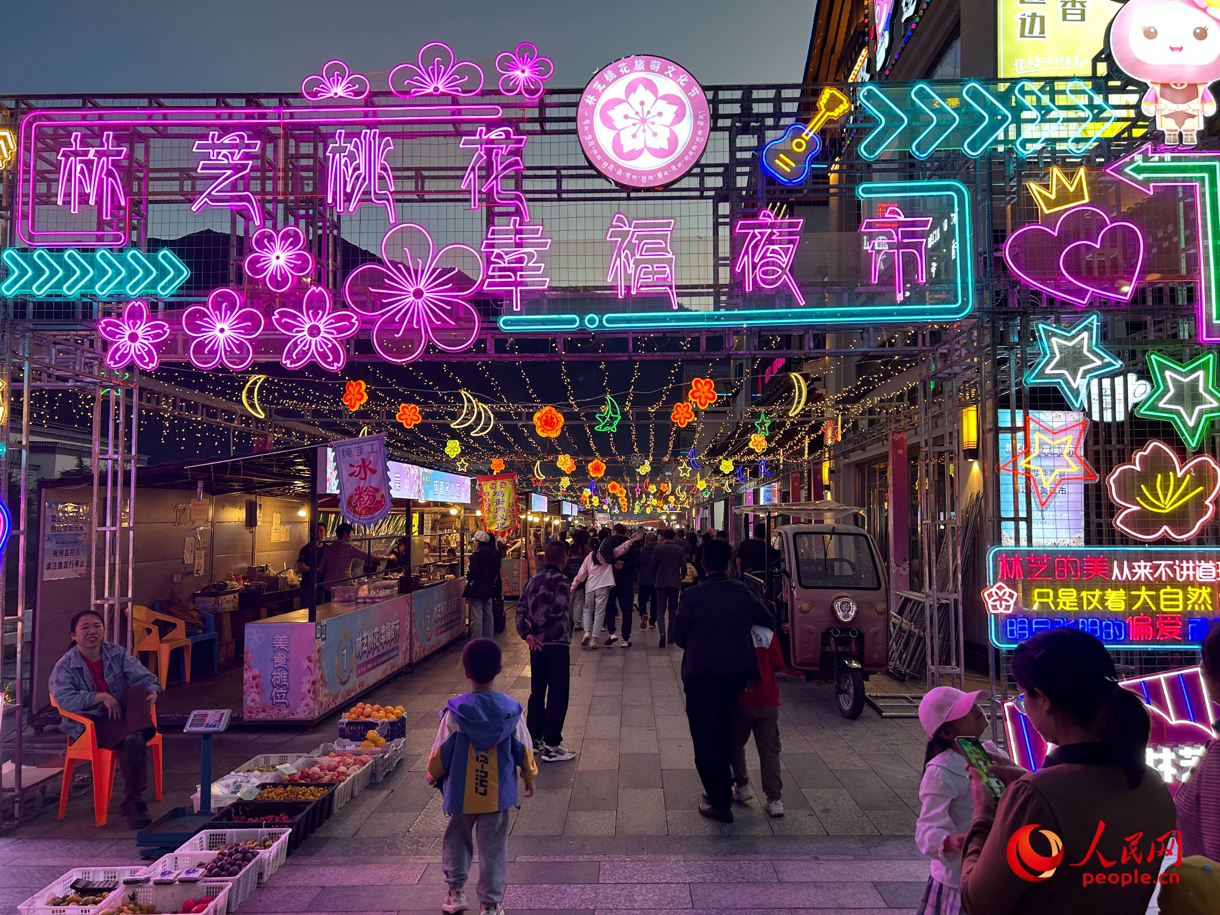 工布公園里的夜市，人來人往。人民網(wǎng) 周靜圓攝