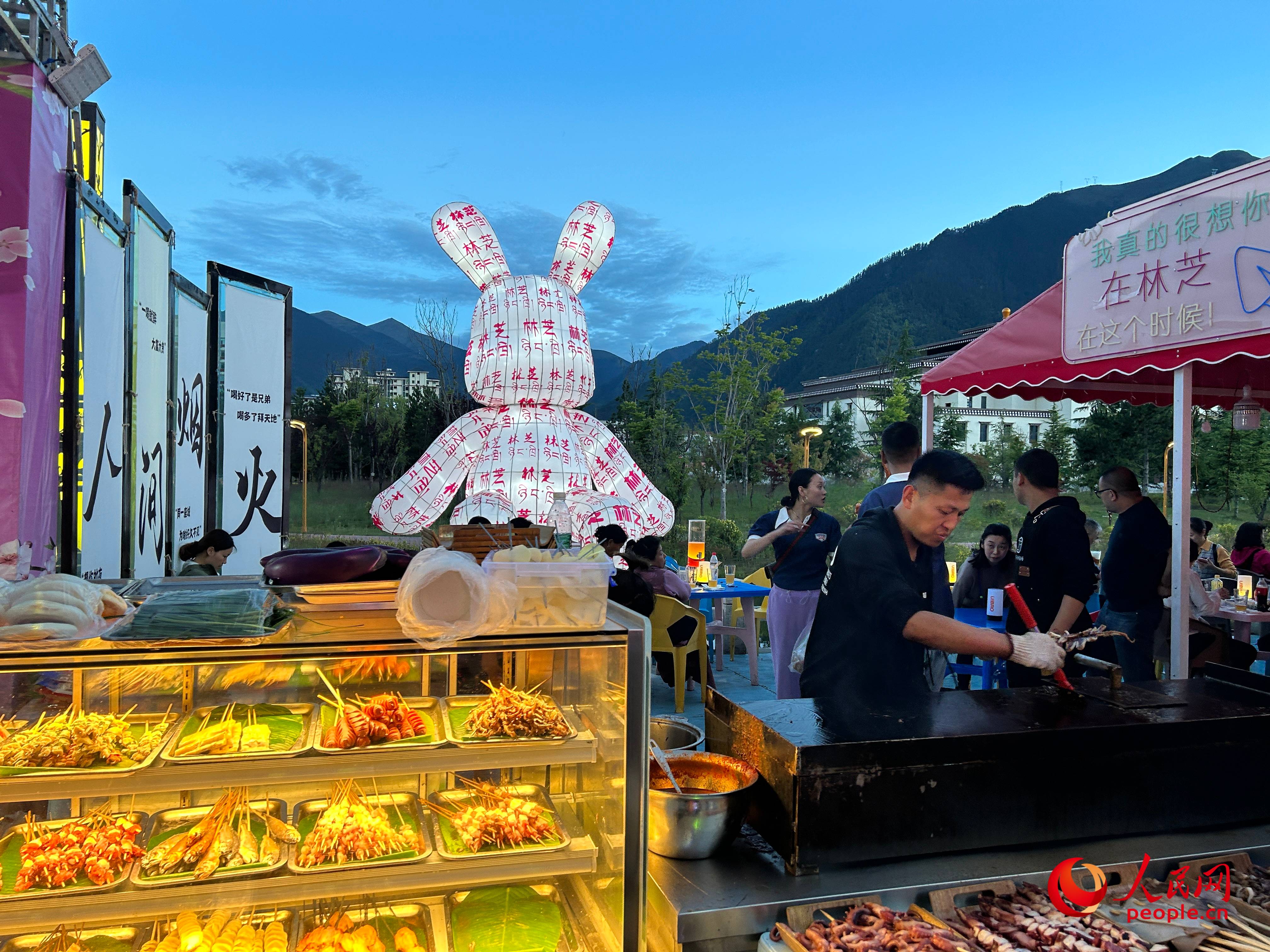 工布公園里的夜市，滿滿“煙火氣”。人民網(wǎng) 周靜圓攝