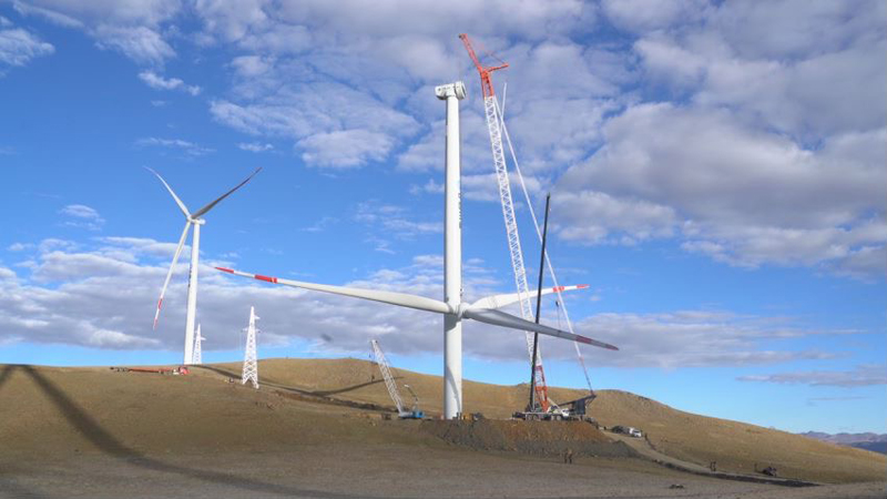 西藏措美哲古風(fēng)電場首批3.6兆瓦風(fēng)電機(jī)組吊裝。受訪者供圖