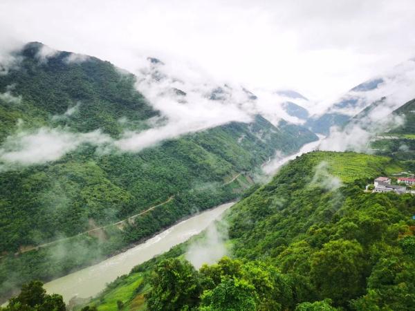 幾代建設(shè)者，歷經(jīng)半個(gè)多世紀(jì)完成！這是一條怎樣的公路？