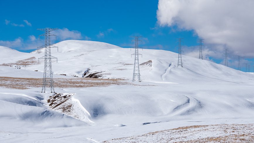 西藏自治區(qū)那曲市冰天雪地里的電網(wǎng)。趙清鵬攝