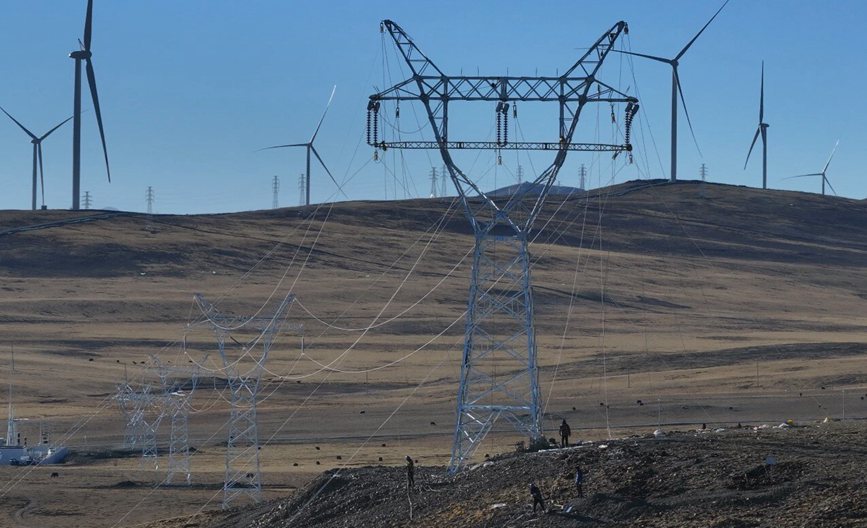 那曲市色尼區(qū)國能100兆瓦風(fēng)電11千伏送電工程現(xiàn)場。拉巴平措攝