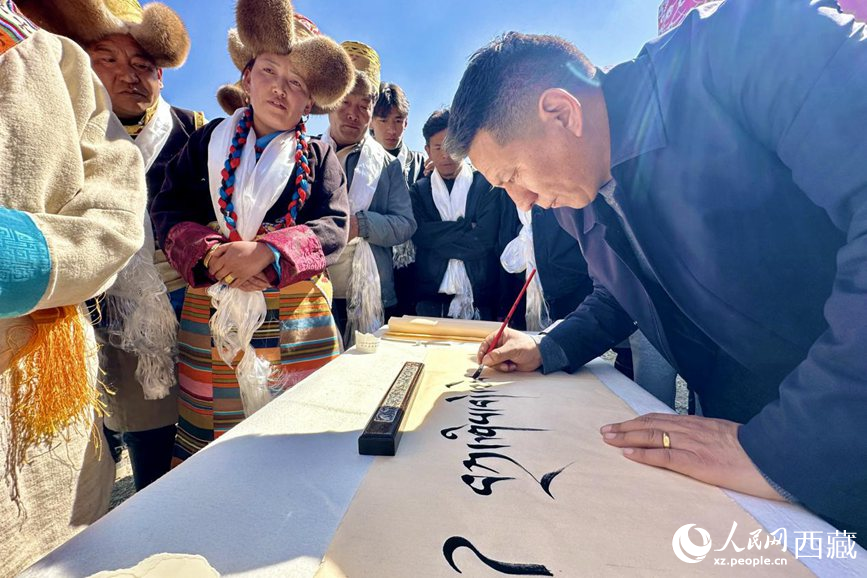 書法家為祈福一年的豐收提筆祝詞。