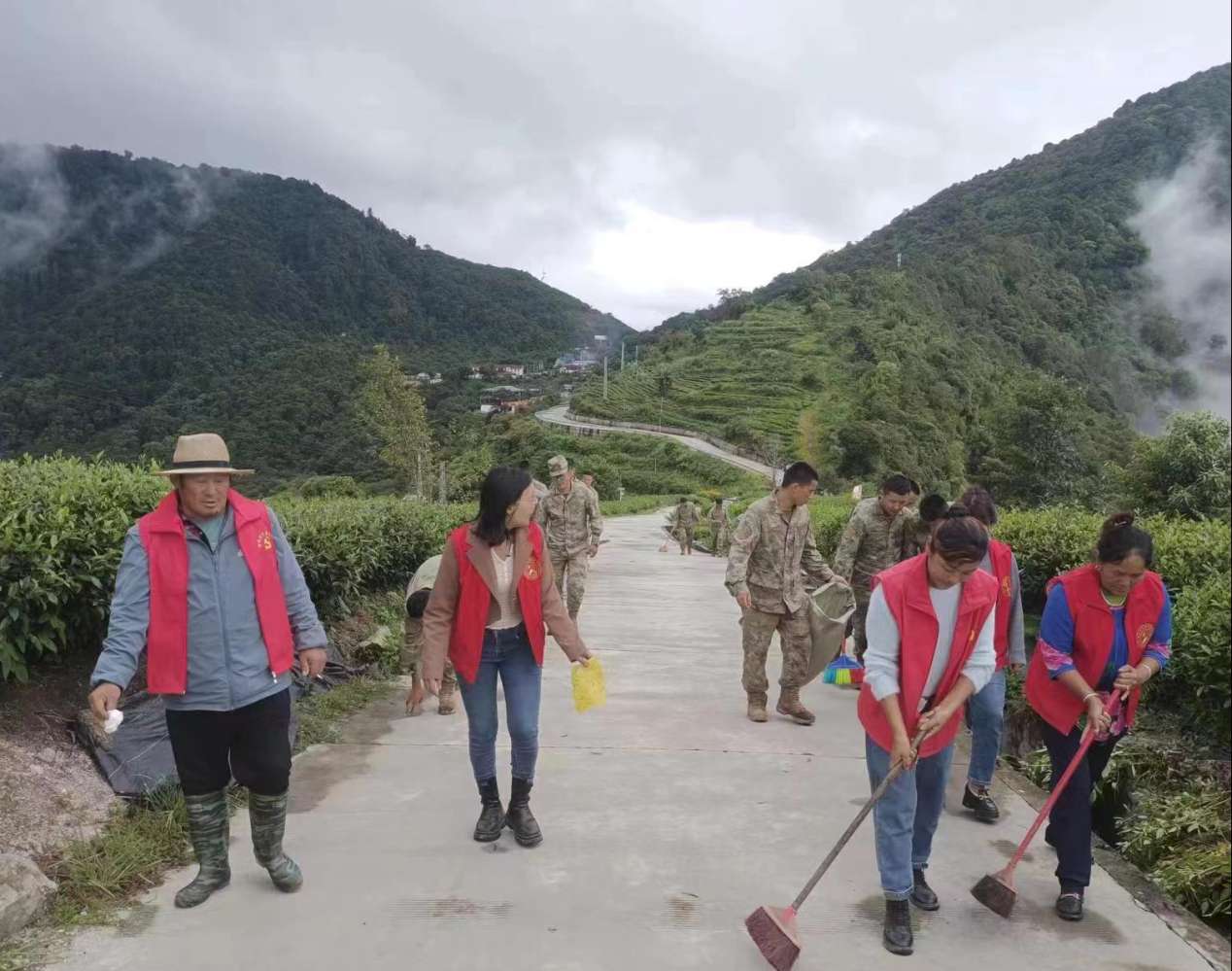 圖為：墨脫縣背崩鄉(xiāng)格林村軍地黨組織共同開展“愛我墨脫、靚我家園”主題黨日活動