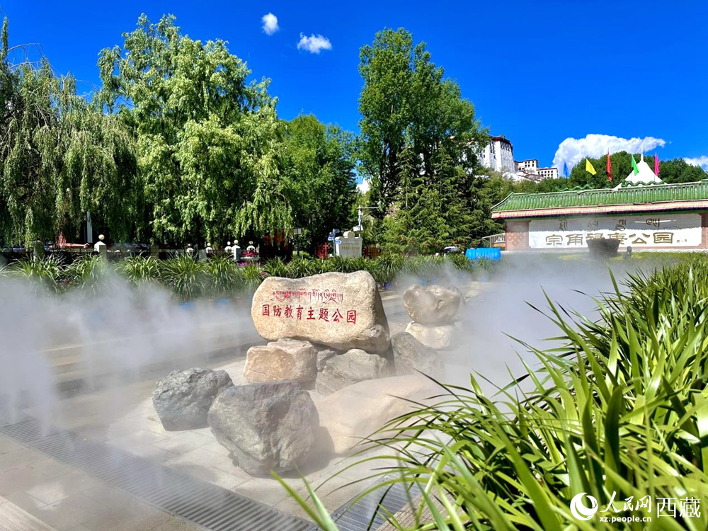 布達拉宮腳下的宗角祿康公園。