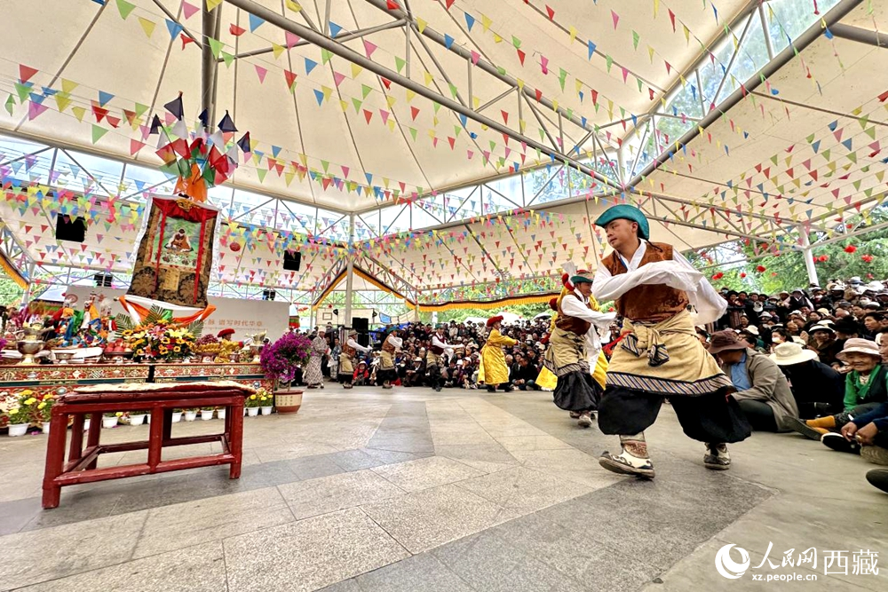 拉薩市宗角祿康公園舉行傳統(tǒng)藏戲劇目展演。
