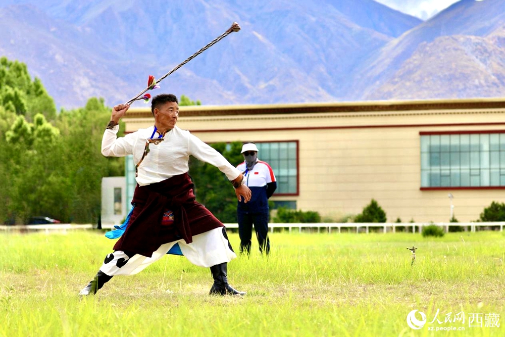 參賽選手在拉薩首屆農(nóng)牧民運(yùn)動(dòng)會(huì)上進(jìn)行“古朵”比賽（“古朵”指的是用牦牛毛或者山羊毛編織成的拋石繩，可以將石頭投擲到較遠(yuǎn)的地方，是牧民們用來(lái)放牧的工具）。