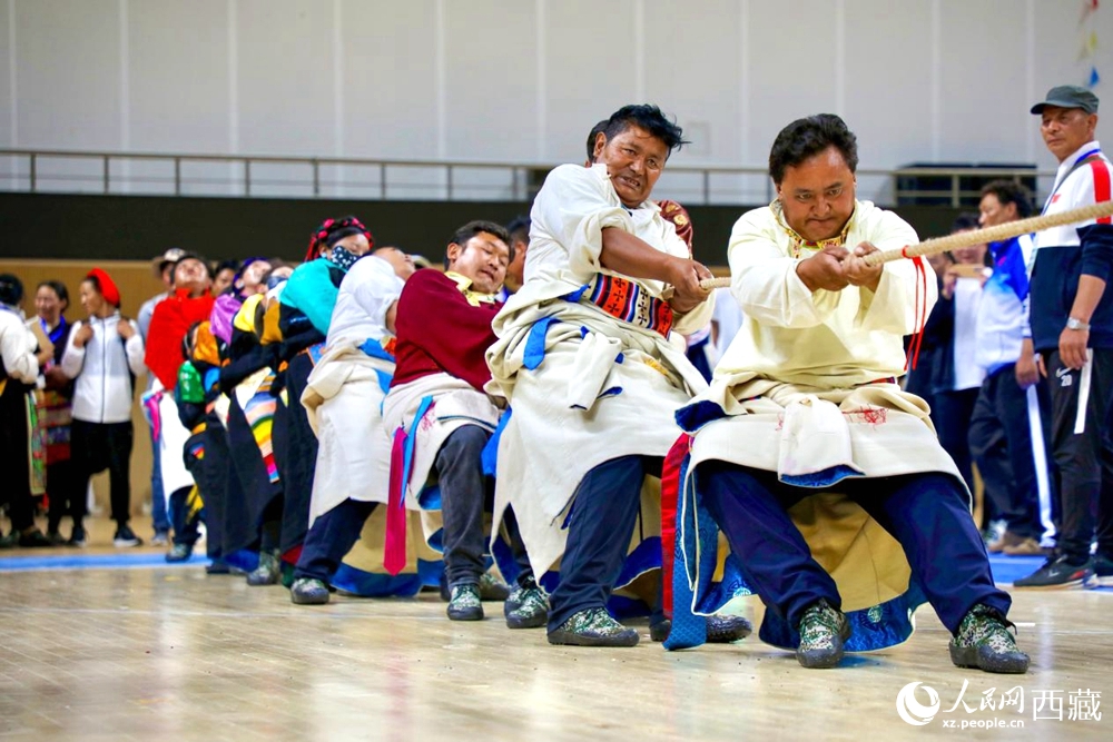 身著民族服裝的農(nóng)牧民選手在拔河比賽現(xiàn)場(chǎng)。