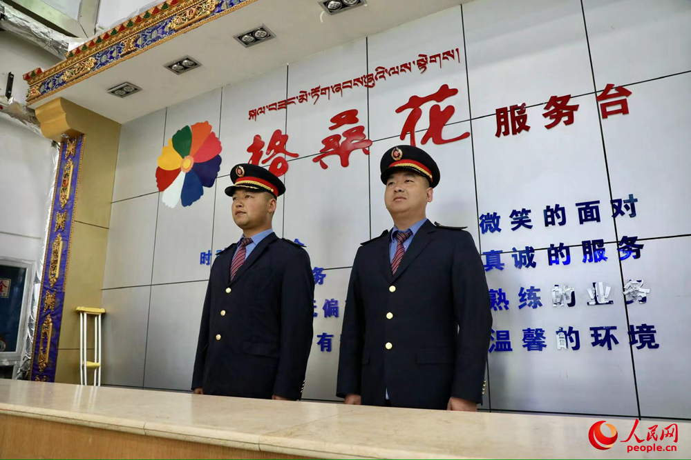 那曲火車站格?；ǚ?wù)臺(tái)。人民網(wǎng)記者 次仁羅布攝