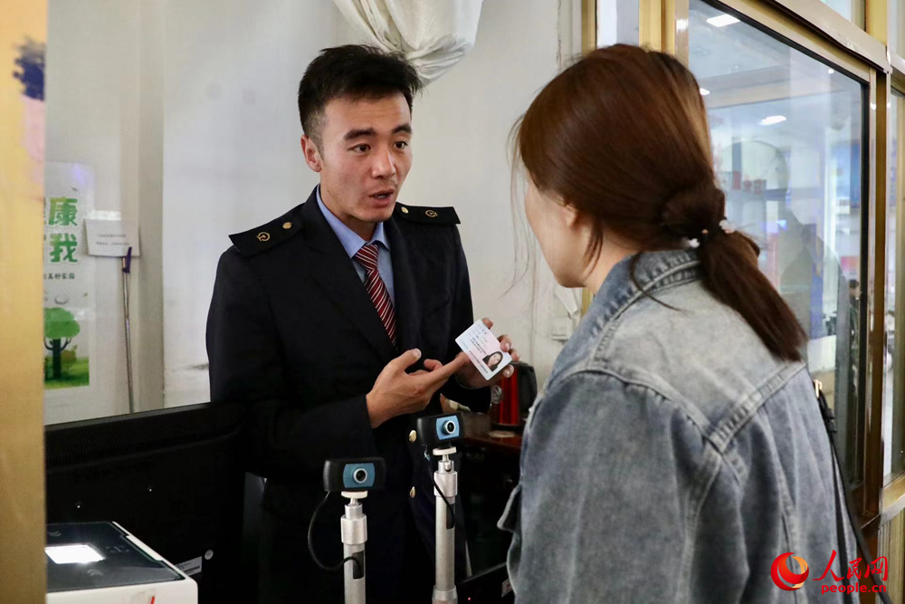 車站工作人員向旅客解答疑問(wèn)。人民網(wǎng)記者 次仁羅布攝