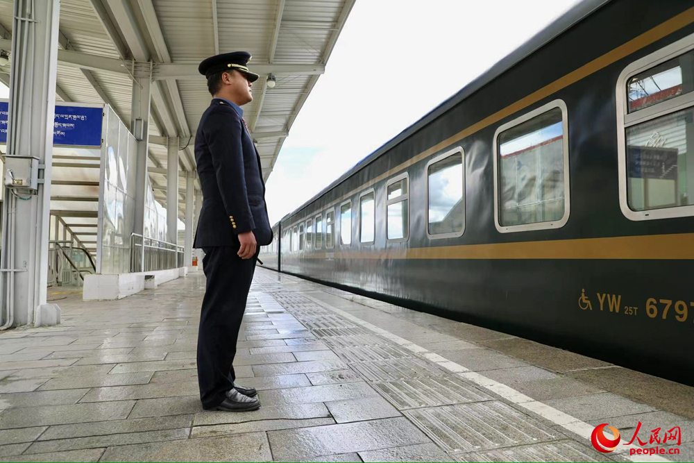即將開(kāi)往上海的列車。人民網(wǎng)記者 次仁羅布攝