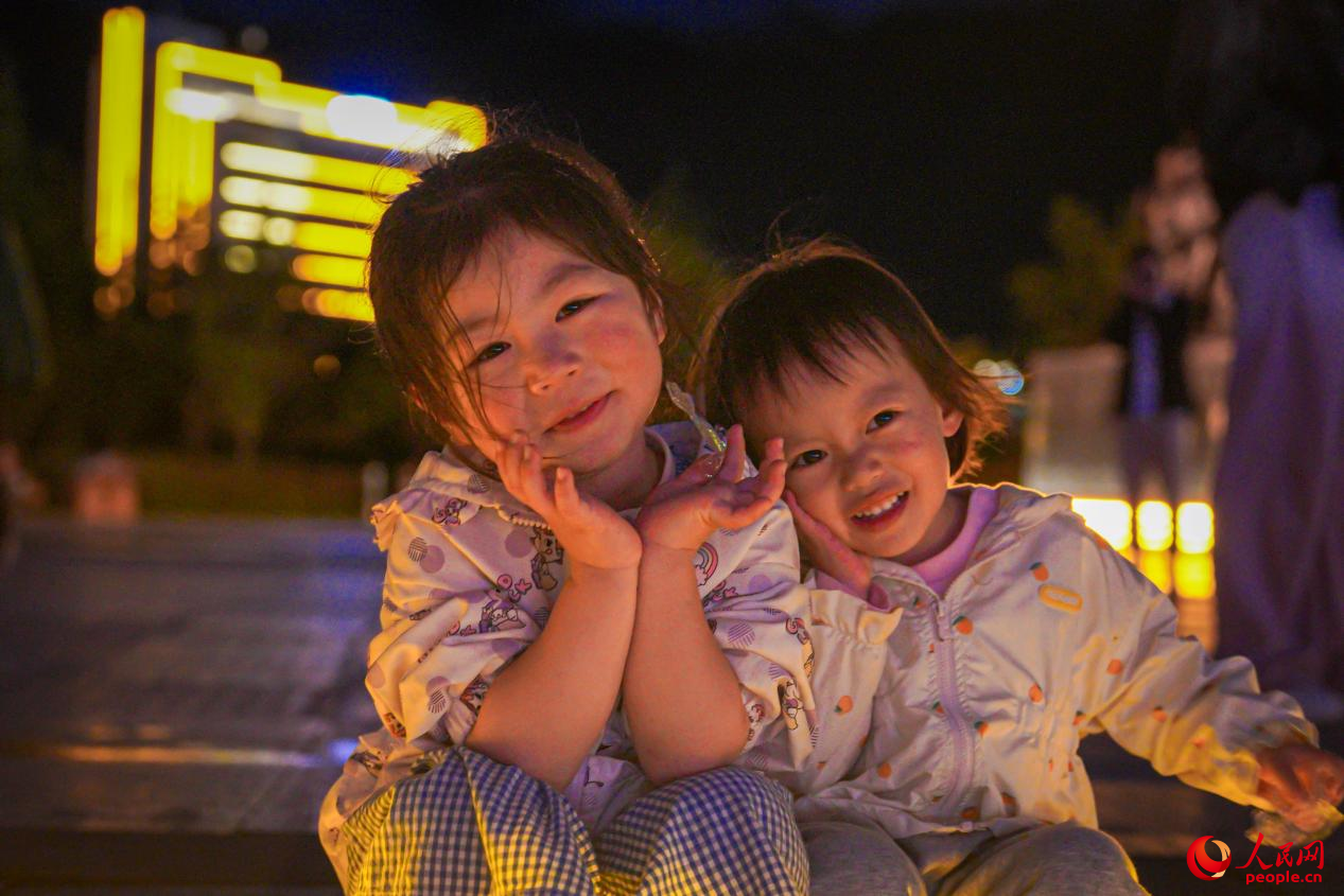 西藏林芝市民族團結(jié)廣場上的兒童。人民網(wǎng)記者 趙晨攝