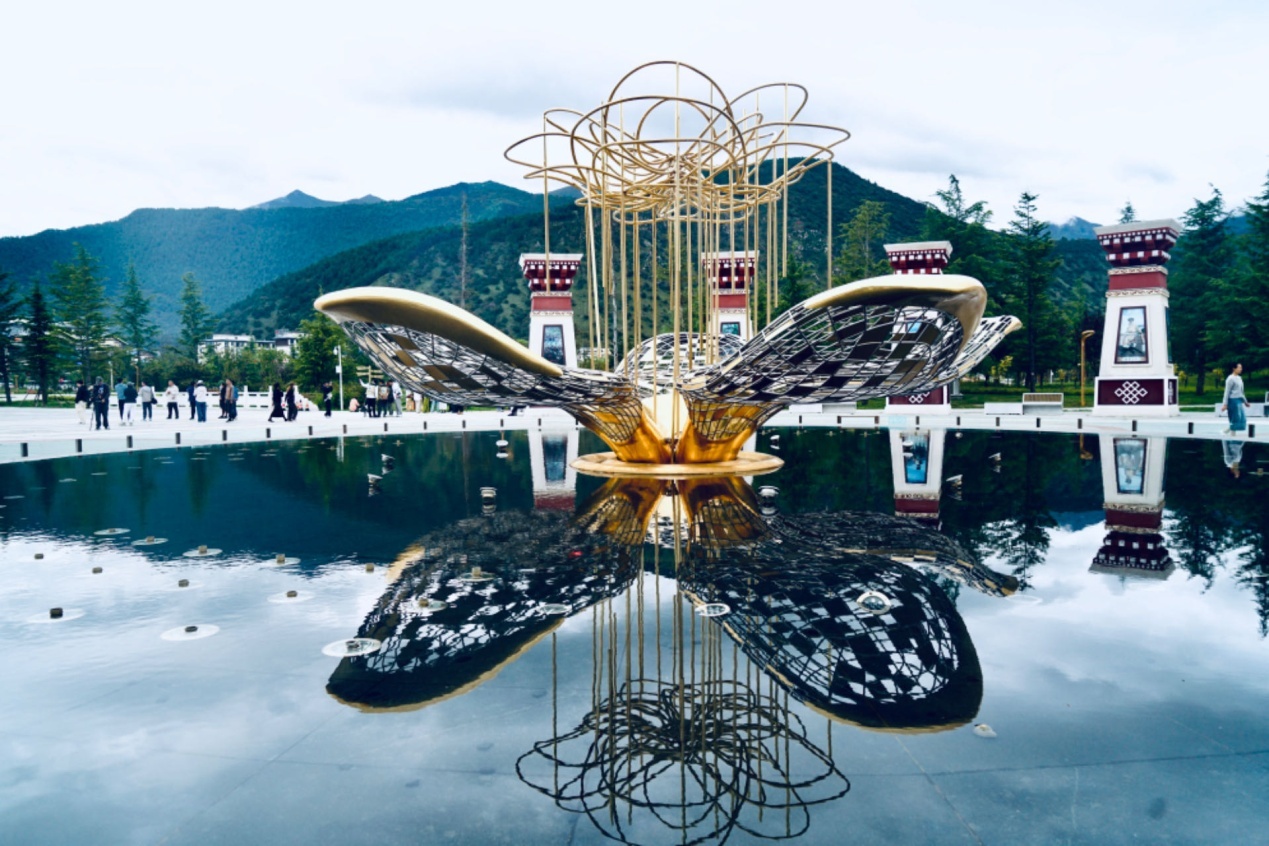 工布公園里的桃花主題雕塑——萬樹桃花。人民網(wǎng)記者 益西康珠攝