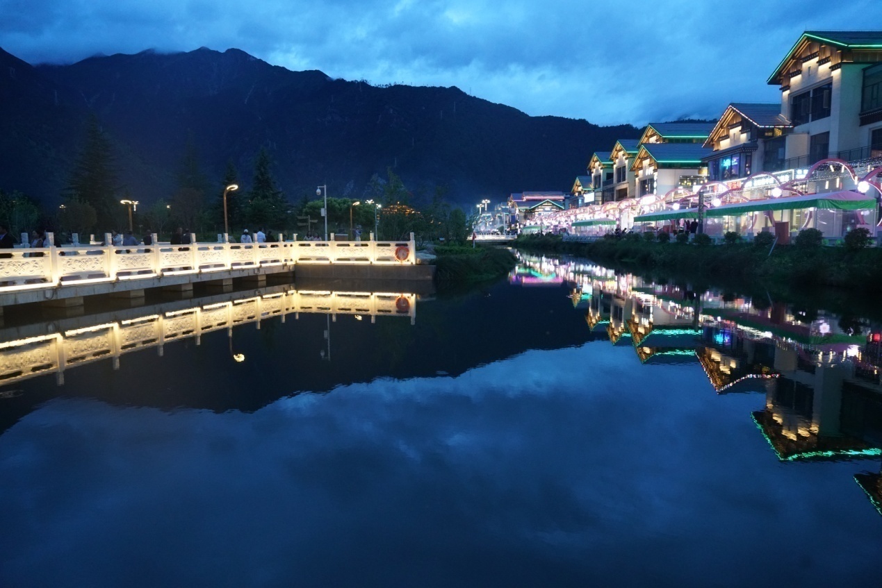 工布公園的夜景。人民網(wǎng)記者 益西康珠攝