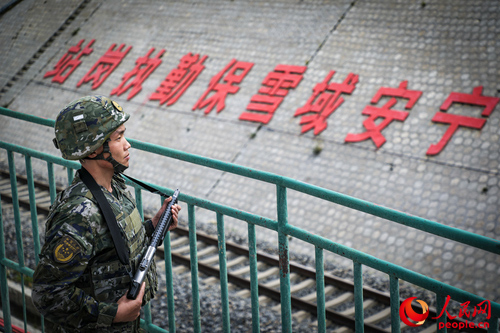 武警西藏總隊拉薩支隊執(zhí)勤八大隊官兵在鐵路旁執(zhí)勤。支翔宇 攝