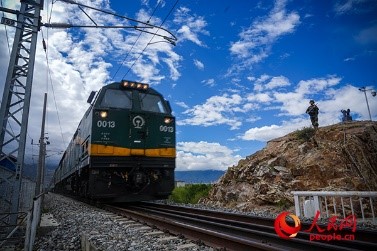 武警西藏總隊拉薩支隊執(zhí)勤八大隊官兵向駛過的火車行舉槍禮。張磊 攝