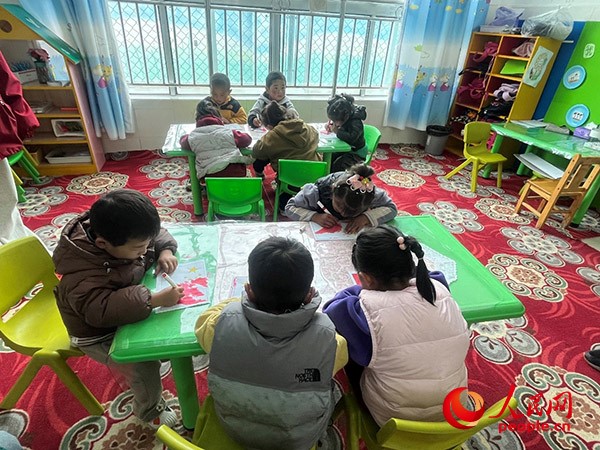 拉多村一所現(xiàn)代化幼兒園小班孩子們正在繪畫。張敏穎 攝