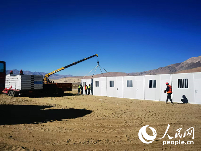 1月9日，在日喀則市定日縣長所鄉(xiāng)森嘎村安置點，工作人員抓緊搭建移動板房，確保受災群眾溫暖過冬。人民網記者 吳雨仁攝
