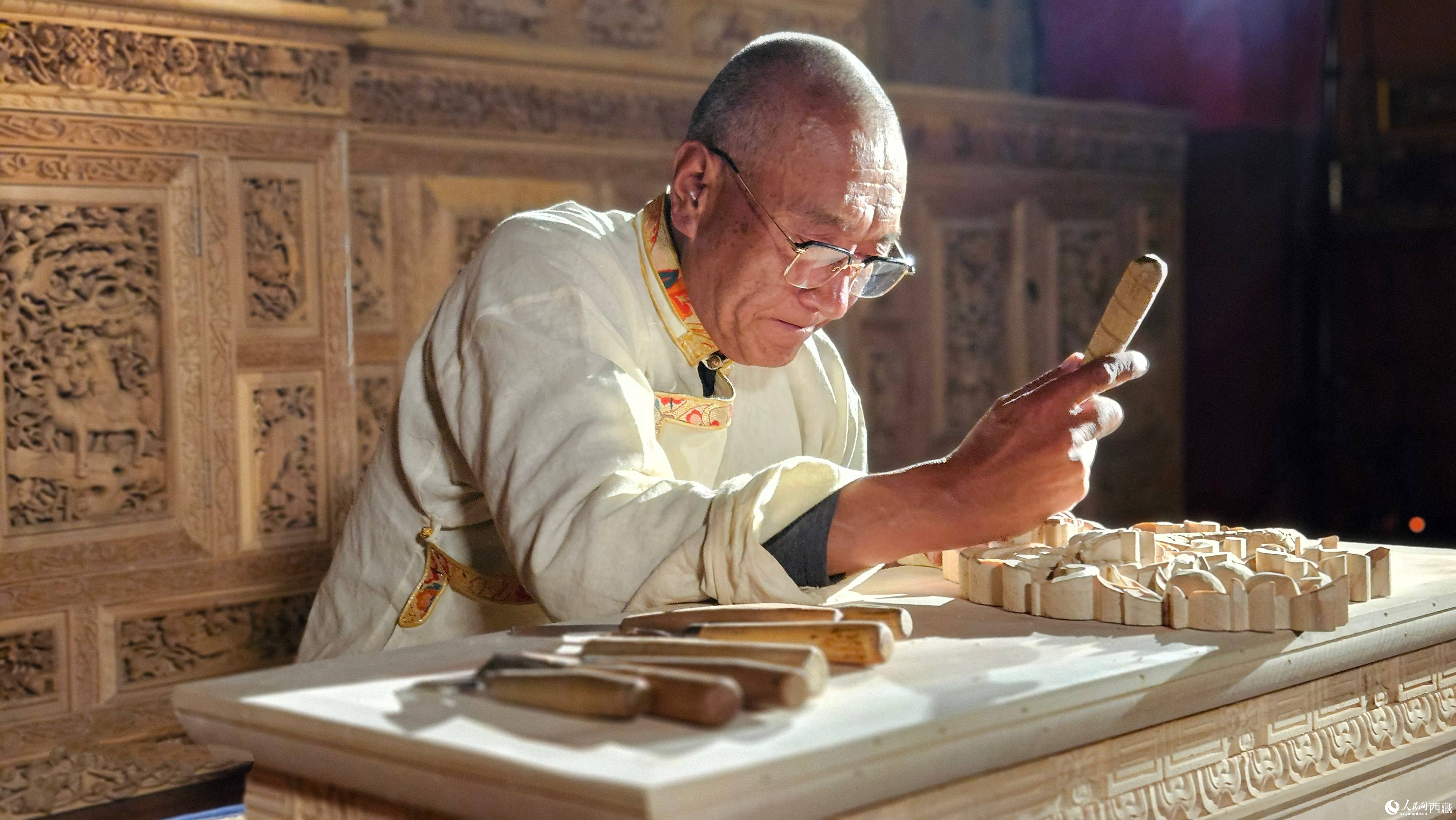 白瑪占堆在雕刻