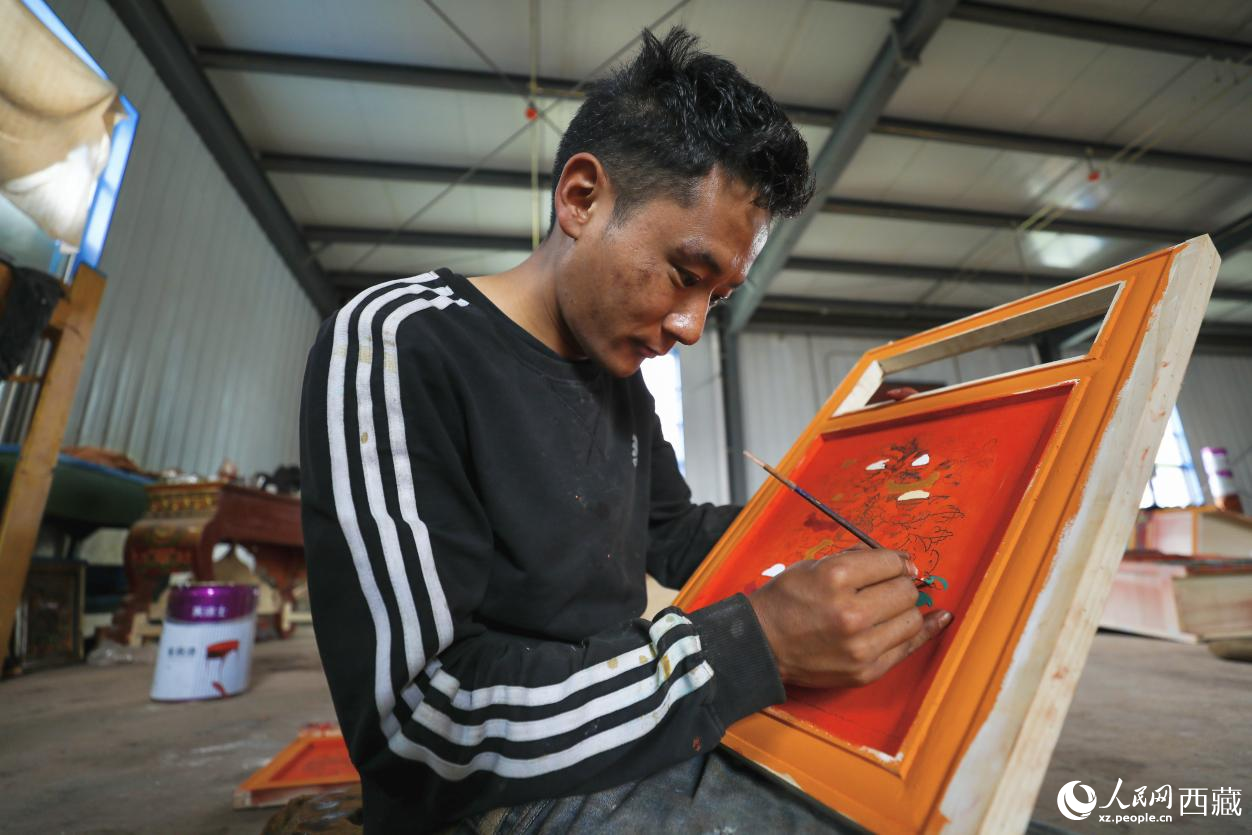 學員在木料上進行圖繪工作