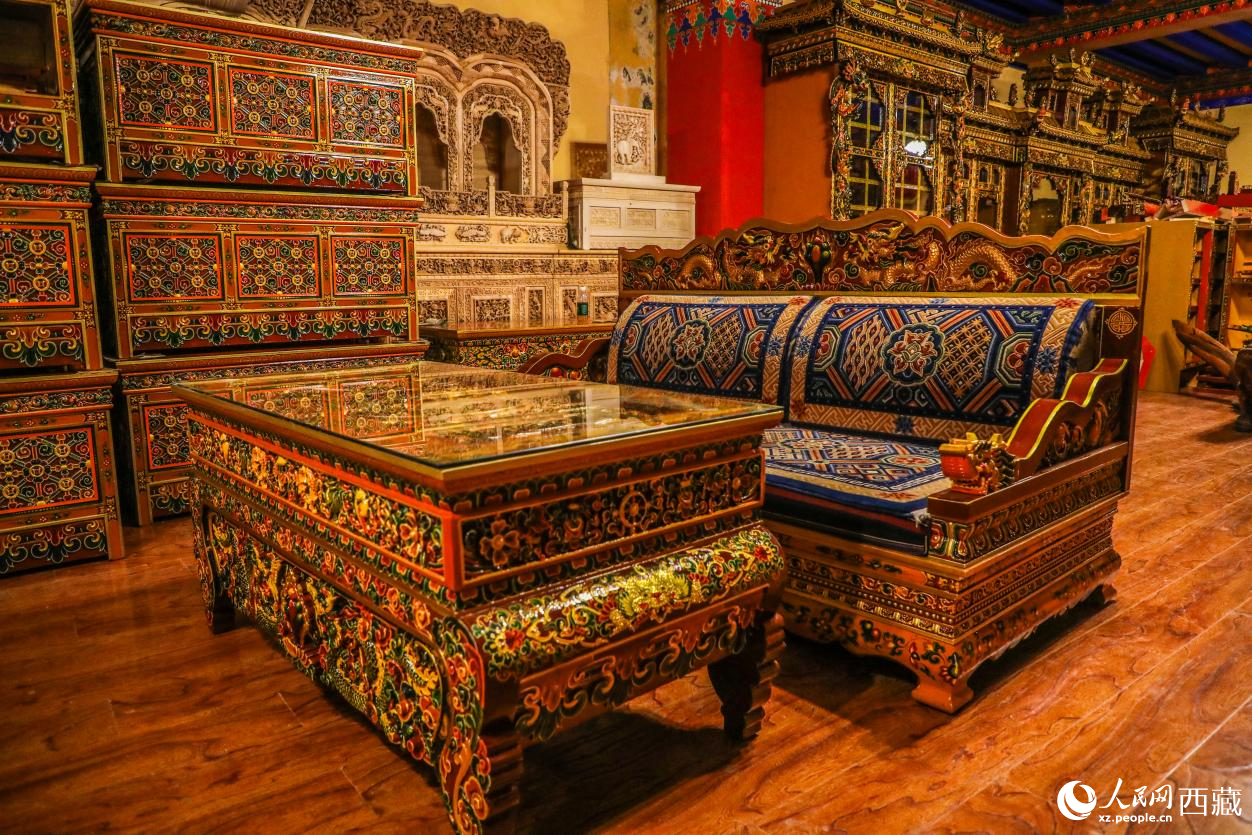 精美的繪畫與虱雕功底呈現在藏式家具上