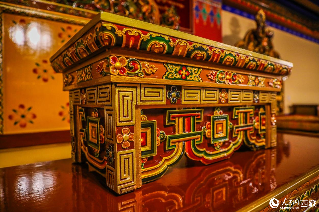 精美的繪畫與虱雕功底呈現在藏式家具上
