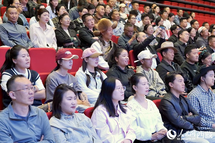 300余名干部職工、群眾代表在現(xiàn)場聆聽講座。人民網(wǎng)記者 次仁羅布攝