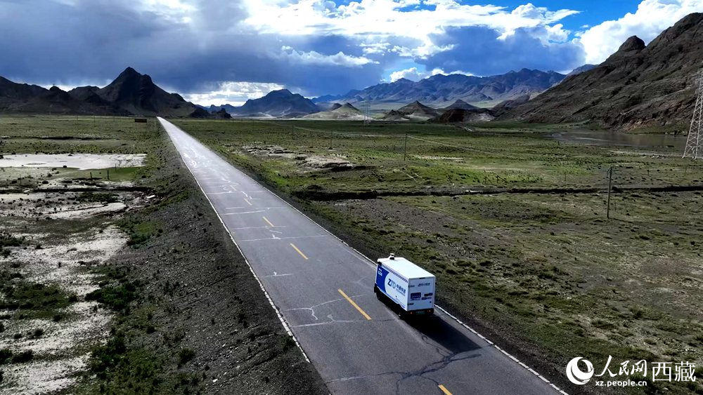 一輛無(wú)人快遞車正沿著定日縣通往扎果鄉(xiāng)的道路平穩(wěn)行駛。人民日?qǐng)?bào)記者 鮮敢攝