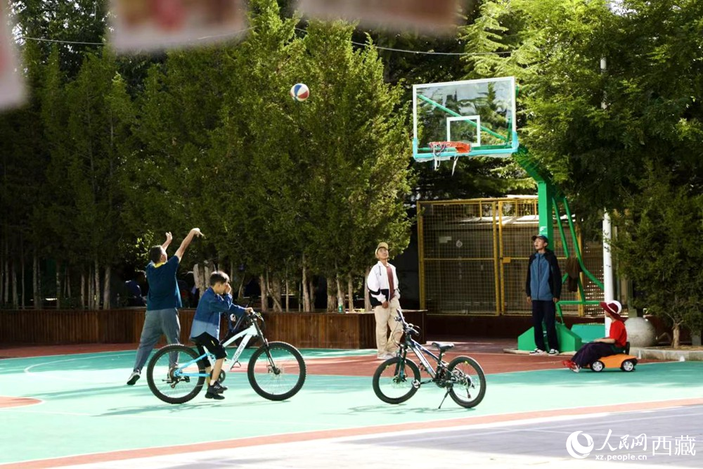 孩子們?cè)谏鐓^(qū)享受運(yùn)動(dòng)時(shí)光。人民網(wǎng)記者 次仁羅布攝